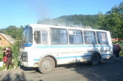 На Закарпатті на ходу загорілась маршрутка (фото, відео)