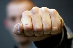 У Києві біля кафе побили іноземця