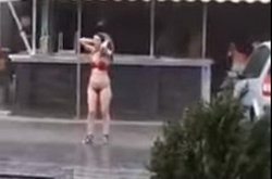 Новый хит Youtube: девушка в купальнике танцует под дождем