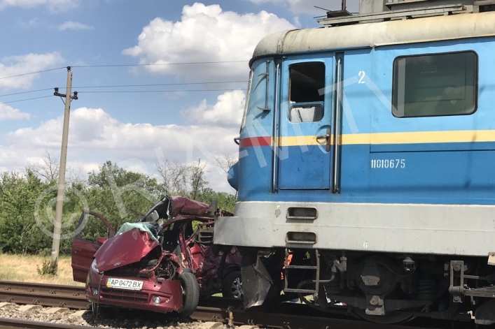 В Запорожской области поезд раздавил легковушку. Фоторепортаж с места аварии
