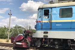 В Запорожской области поезд раздавил легковушку. Фоторепортаж с места аварии