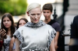 Как инопланетянка: Тильда Суинтон в серебристом платье покорила фанатов