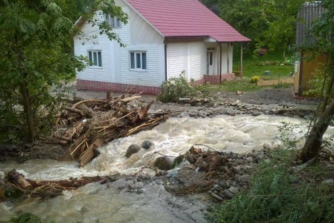 Рятувальники попереджають про зливи, грози та підвищення рівня води у річках на заході країни 