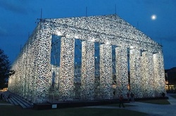 Художница воссоздала Парфенон из 100 тысяч запрещенных книг