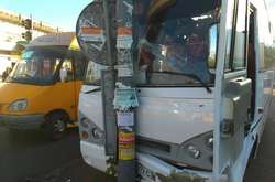 У Києві біля метро &laquo;Лісова&raquo; маршрутка врізалася в стовп