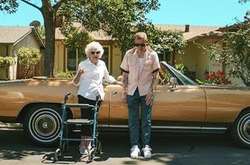 Машины, татуировки и стриптизер: рэпер Macklemore снял в клипе свою 100-летнюю бабушку