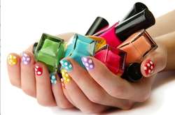 Ученые рассказали, что происходит с организмом после нанесения лака на ногти