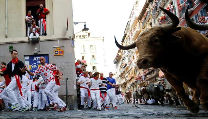 Традиційна іспанська забава: троє людей потрапили на роги биків