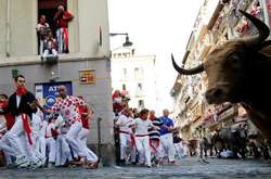Традиційна іспанська забава: троє людей потрапили на роги биків