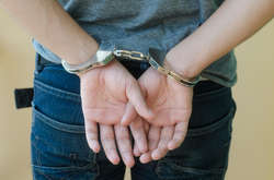 Нападника на столичні банки засуджено до 9 років тюрми