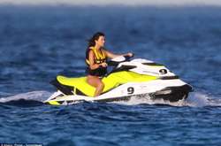 Кортни Кардашьян в откровенном купальнике отдыхает в Сен-Тропе