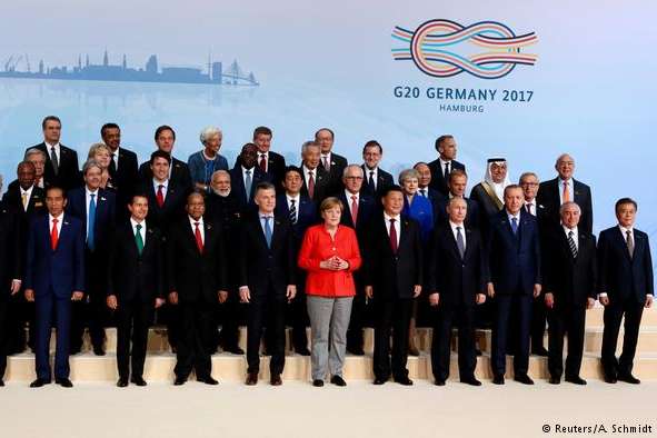 Поцілунки і рукостискання: як Меркель зустрічала гостей саміту