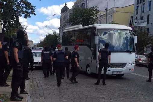СБУ затримала біля посольства Польщі 29 «тітушок»