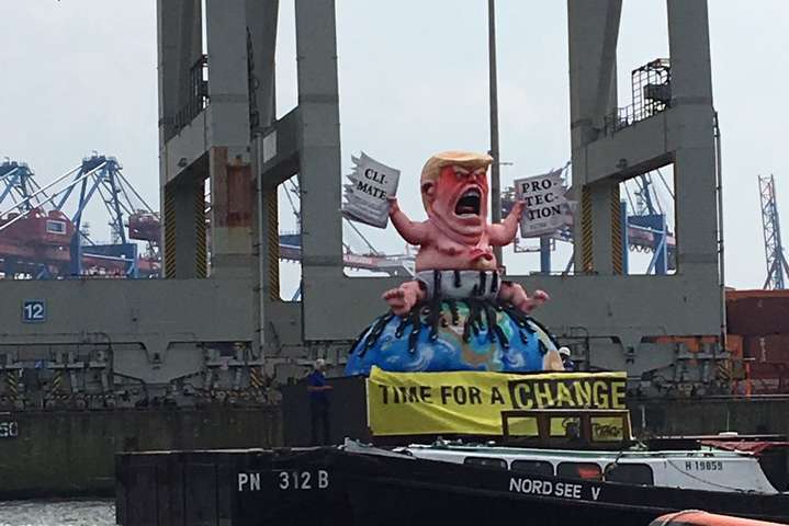Greenpeace установил в Гамбурге статую Трампа в виде младенца (фото)