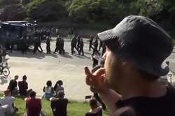 Протесты в Гамбурге: участник акции начал насвистывать «Имперский марш» при виде марширующего отряда полиции