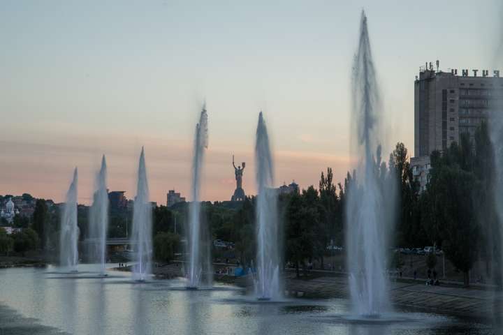 У Дніпровському районі столиці відкрили оновлені фонтани. Фоторепортаж з Русанівського каналу 