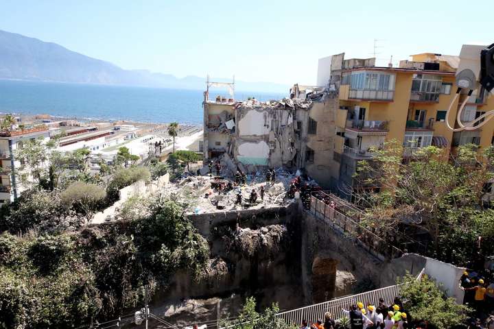 В Італії через обвал будинку загинули вісім людей