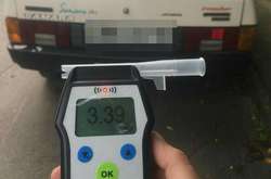 У Рівному п’яний водій заснув, коли на нього складали протокол