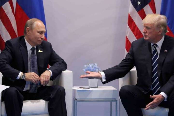 Путін на лабутенах: В соцмережах висміяли «розкладний» зріст президента РФ