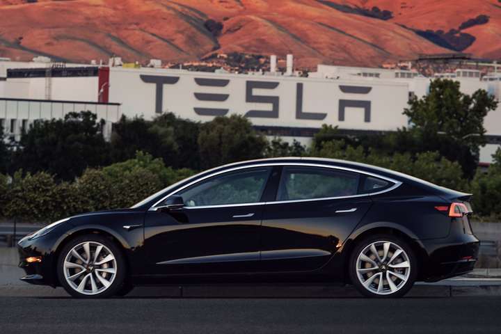 Tesla Model 3 пішла у серію. Ілон Маск оприлюднив фото першої готової автівки