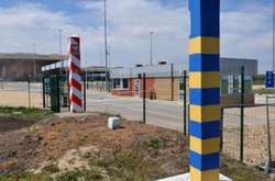 Українські прикордонники вісім годин протримали на кордоні з Польщею дітей загиблих військових