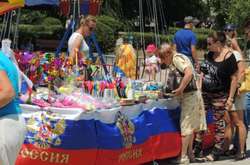 Виставка сувенірної продукції на набережній у Керчі