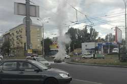 У центрі Києва на ходу спалахнув автомобіль