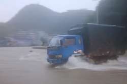 Китай потерпає через потужні зливи