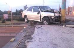 У Києві легковик завис над мостом (фото)