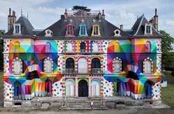 Уличный художник раскрасил фасад дворца XIX века во Франции