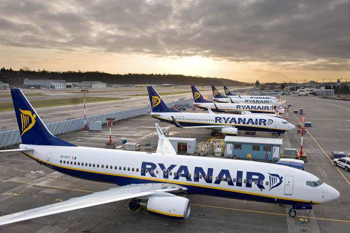Лоукостер Ryanair призупинив продаж квитків в Україну
