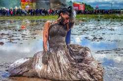 Проливной дождь и рок: зрители фестиваля «Нашествие» утонули в грязи