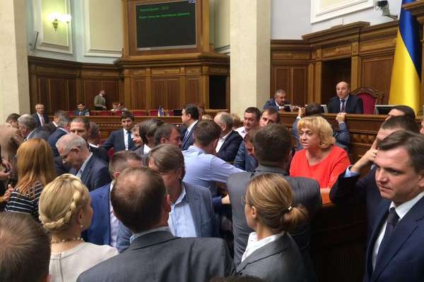 Депутати заблокувати трибуну: відмовляються без Луценка знімати недоторканність 