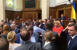 Депутаты заблокировали трибуну и отказываются без генрокурора снимать неприкосновенность