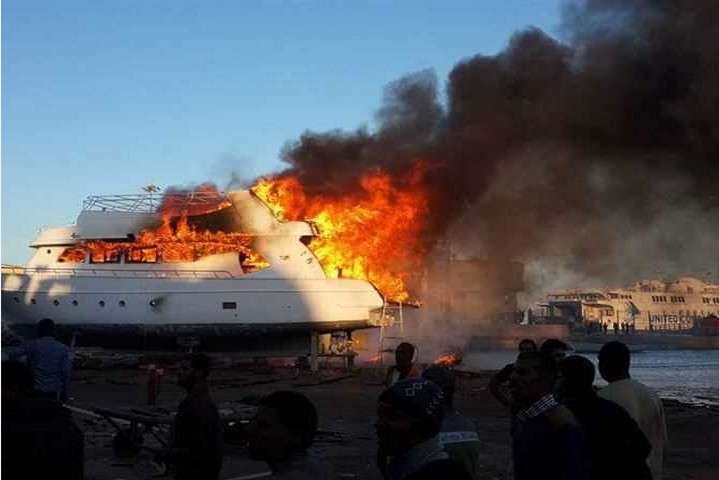 У Єгипті загорілося судно із двома десятками туристів на борту