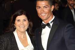 Мама Криштиану Роналду опубликовала нежное фото с новорожденными близнецами