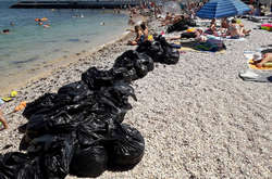 В окупованому Севастополі міські пляжі «захопило» сміття (фото)