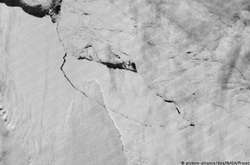  Знімок відколотого айсберга зі супутника NASA 