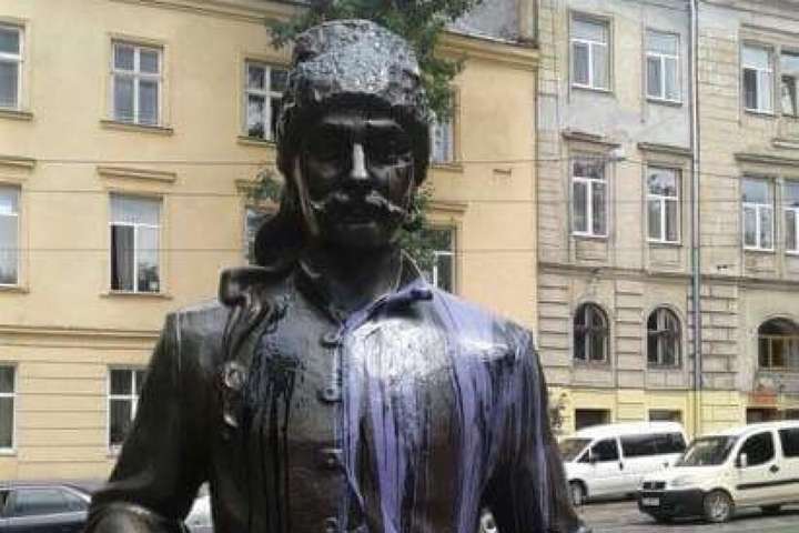 Вандали у Львові облили фарбою пам’ятник натхненнику «віденської кави»
