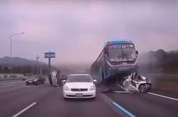 В Южной Корее автобус раздавил легковые автомобили