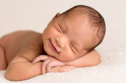 Портреты, полные счастья: как спящие младенцы улыбаются