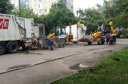 Прибирання сміттєвих контейнерних майданчиків у Львові