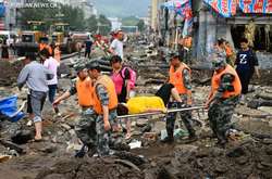 В Китае более 75 тыс. человек эвакуированы из-за ливней (фото)