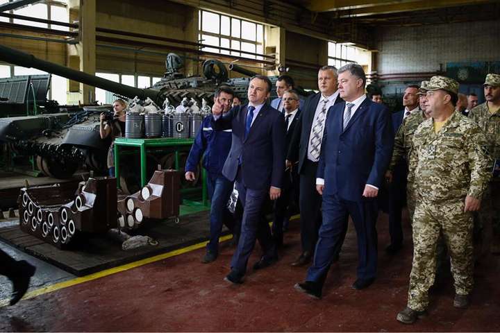 Порошенко прокоментував затримання керівництва Львівського бронетанкового заводу