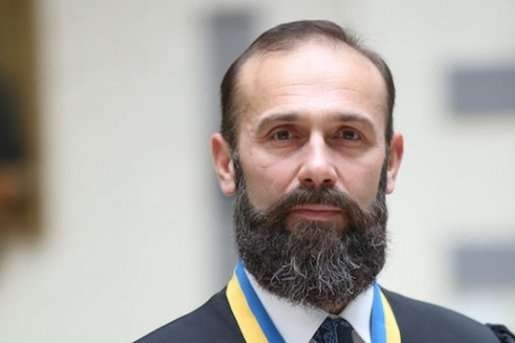 Скандальному судді Ємельянову дозволили покидати Україну через болі в попереку