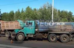 Жахлива ДТП на виїзді з Києва за участю чотирьох вантажівок (фото)