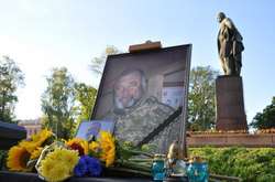 В честь погибшего бойца АТО сын дал концерт в центре Киева