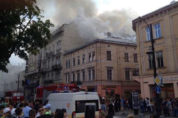 Під час пожежі у центрі Львова постраждав пожежник