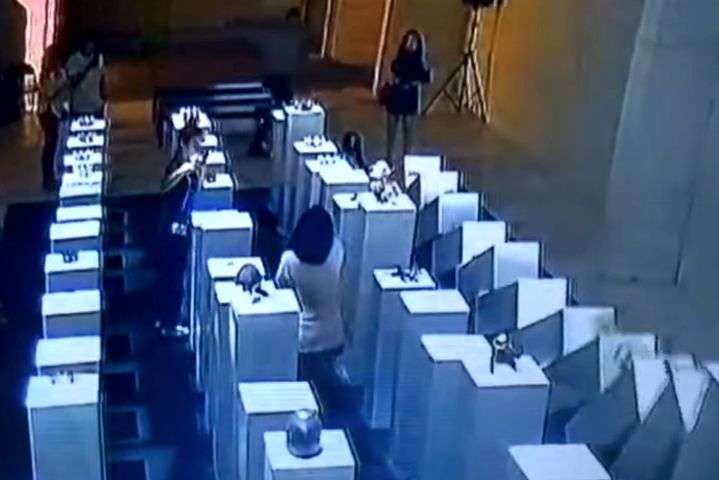 В США посетительница выставки повредила экспонаты на $200 тысяч, пытаясь сделать селфи