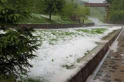 Що зима, що літо: на Закарпатті випав град із мокрим снігом